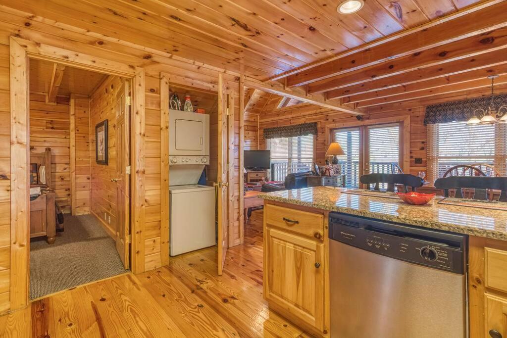 Solid Ground Lodge With Yard! Pigeon Forge Exterior foto