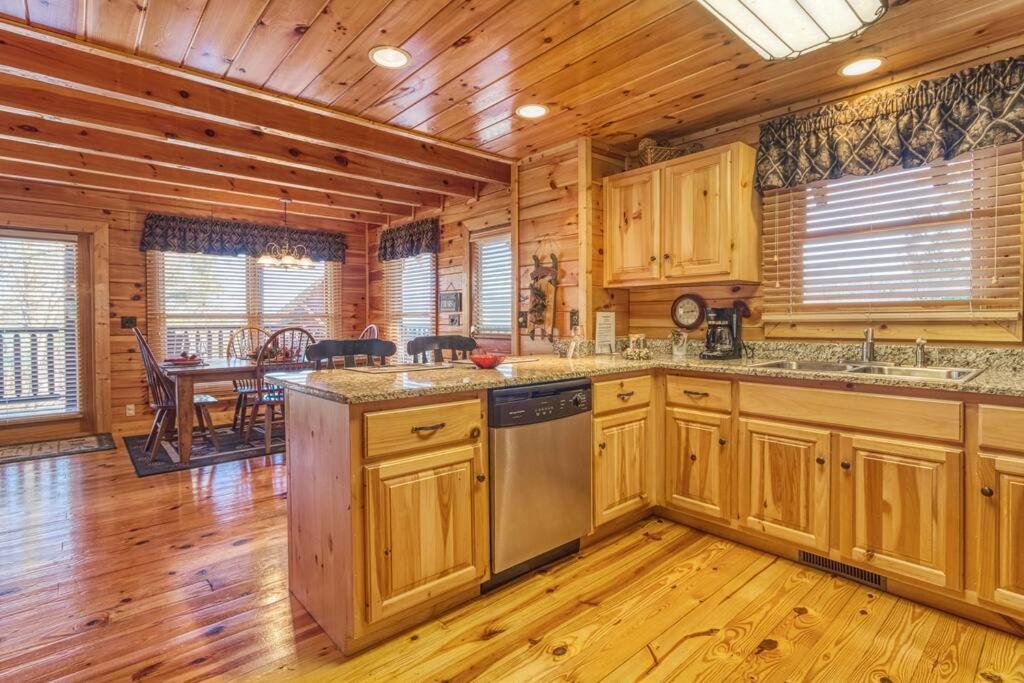 Solid Ground Lodge With Yard! Pigeon Forge Exterior foto